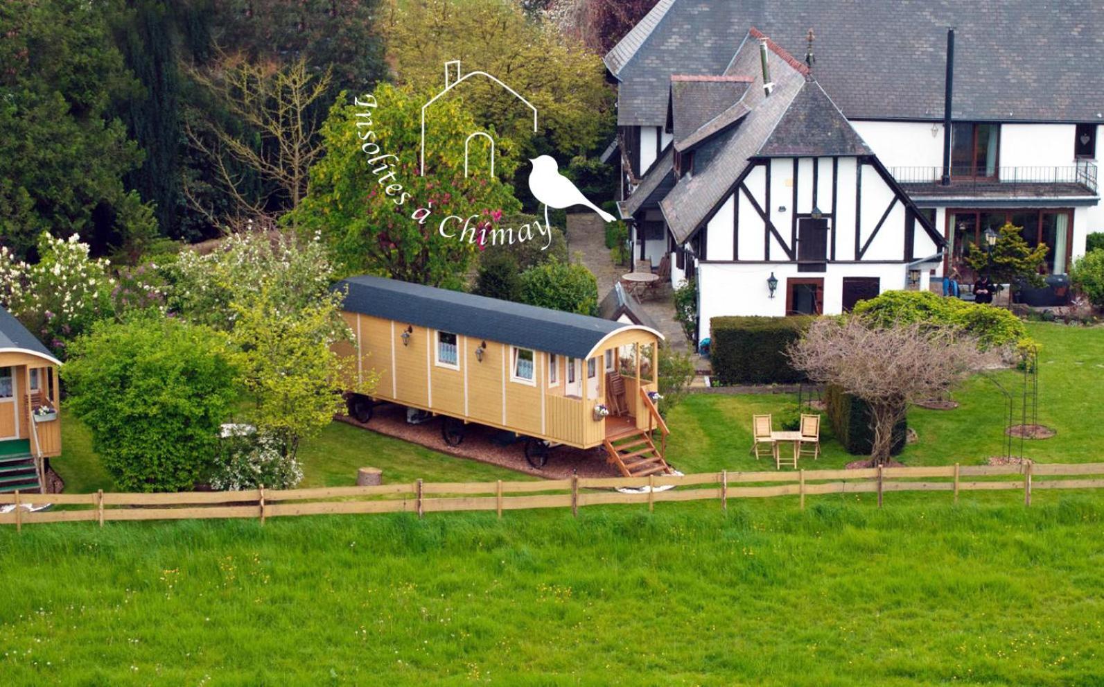 Insolites A Chimay - Roulottes Et Manoir - Roulotte Colibri Exterior photo